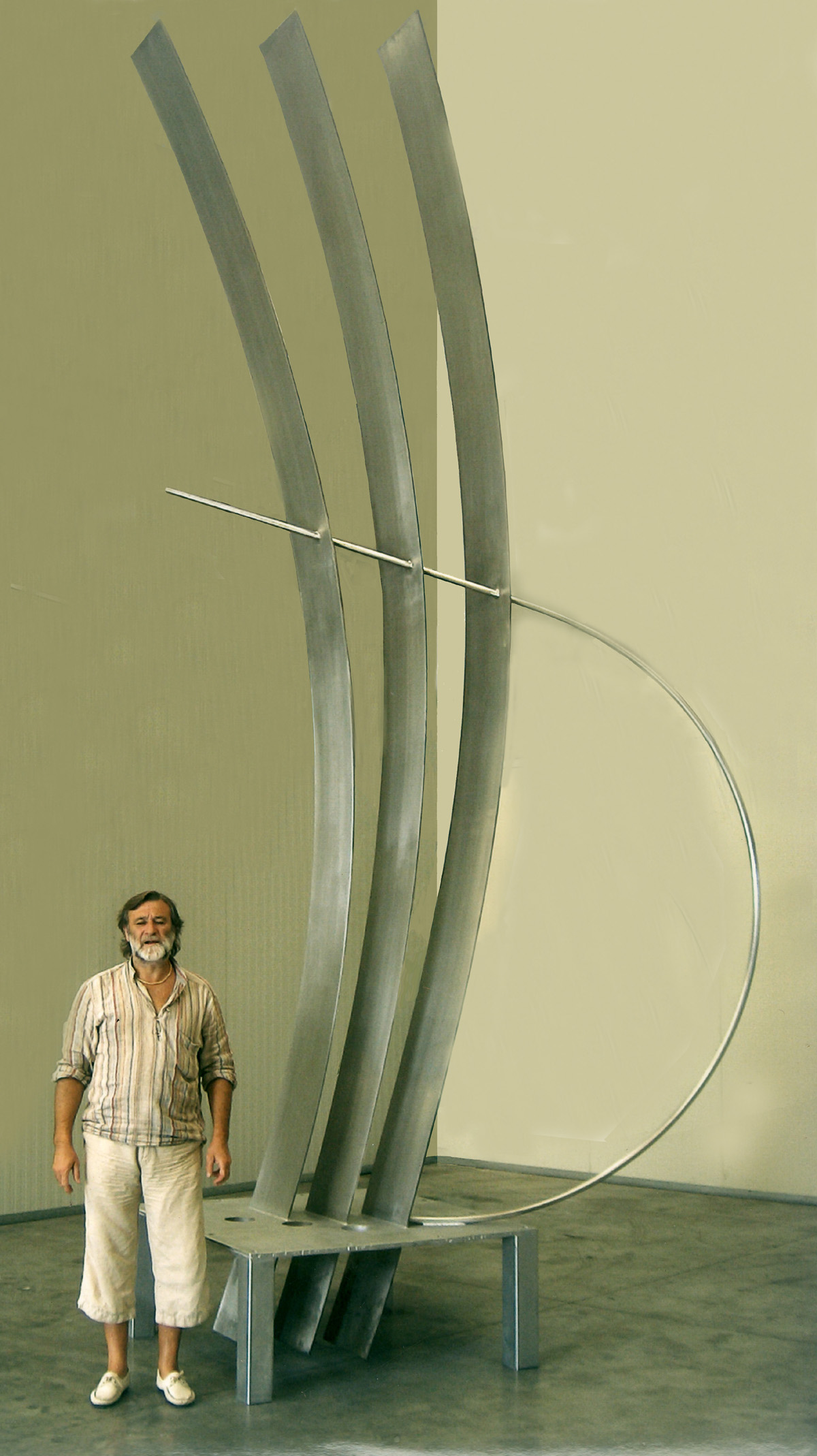 Roberto Fabiani ao lado da escultura III Millenium<a style='float:right;color:#ccc' href='https://www3.al.sp.gov.br/repositorio/noticia/12-2008/MUSEU DE ARTE - FOTO ROBERTO FABIANI.jpg' target=_blank><i class='bi bi-zoom-in'></i> Clique para ver a imagem </a>